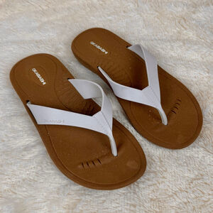 Okabashi Breeze white flip flops-5